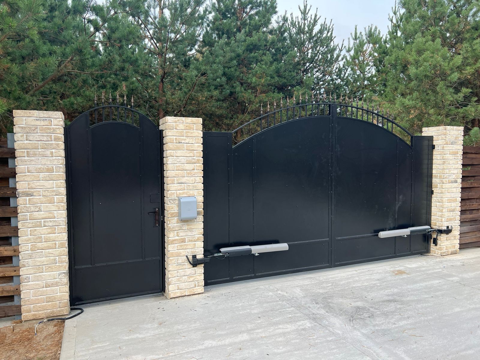 Установка распашных ворот