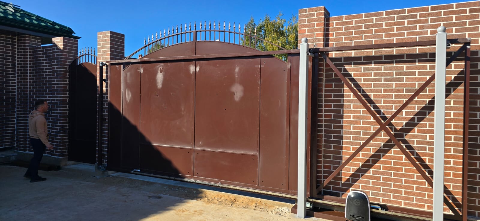 Установка распашных ворот