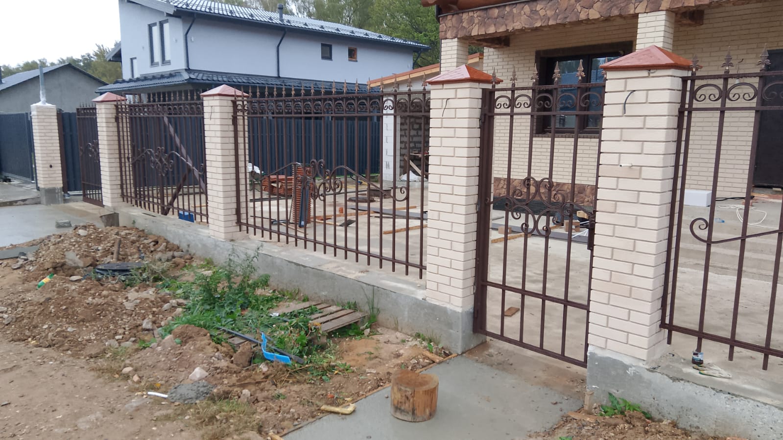 Установка забора с кирпичными столбами