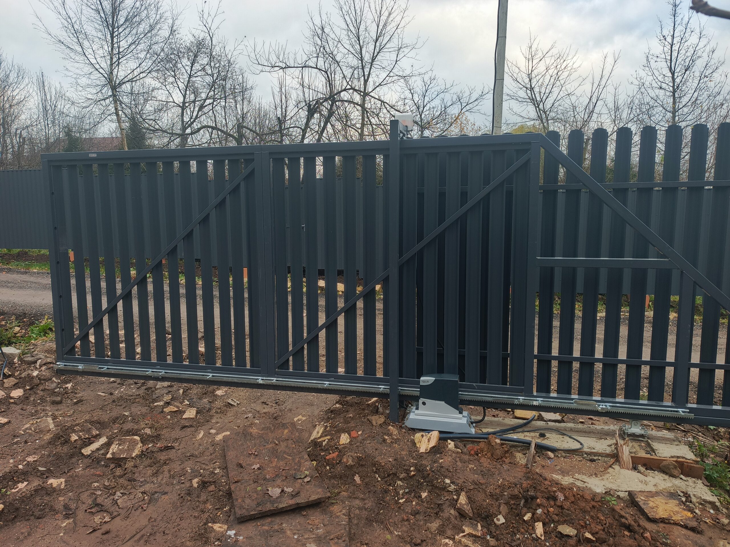 Установка забора из евроштакеткника