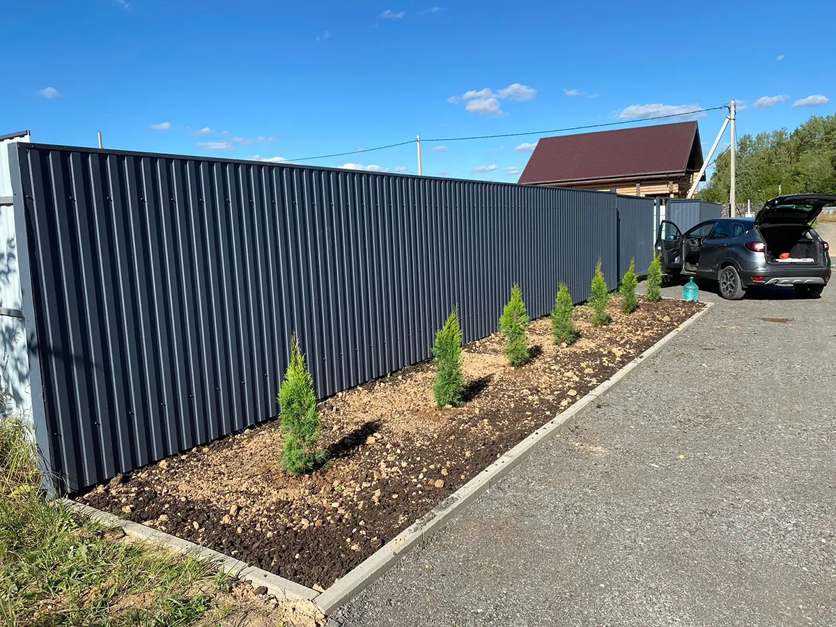 Установка забора из профнастила