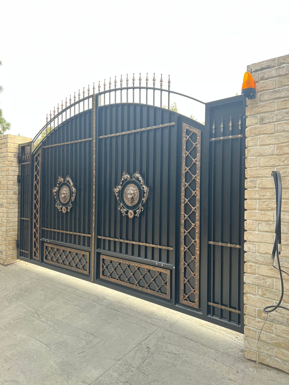 Установка распашных ворот